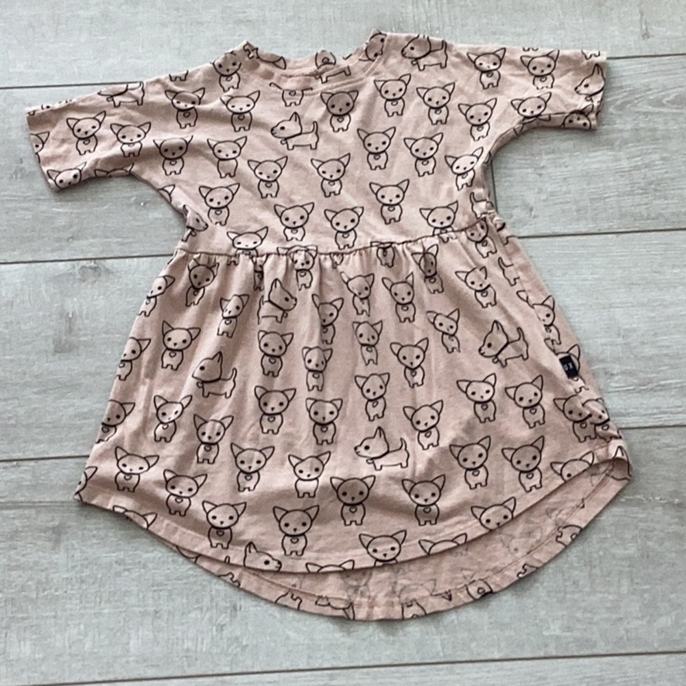 Huxbaby dress with short sleeves.